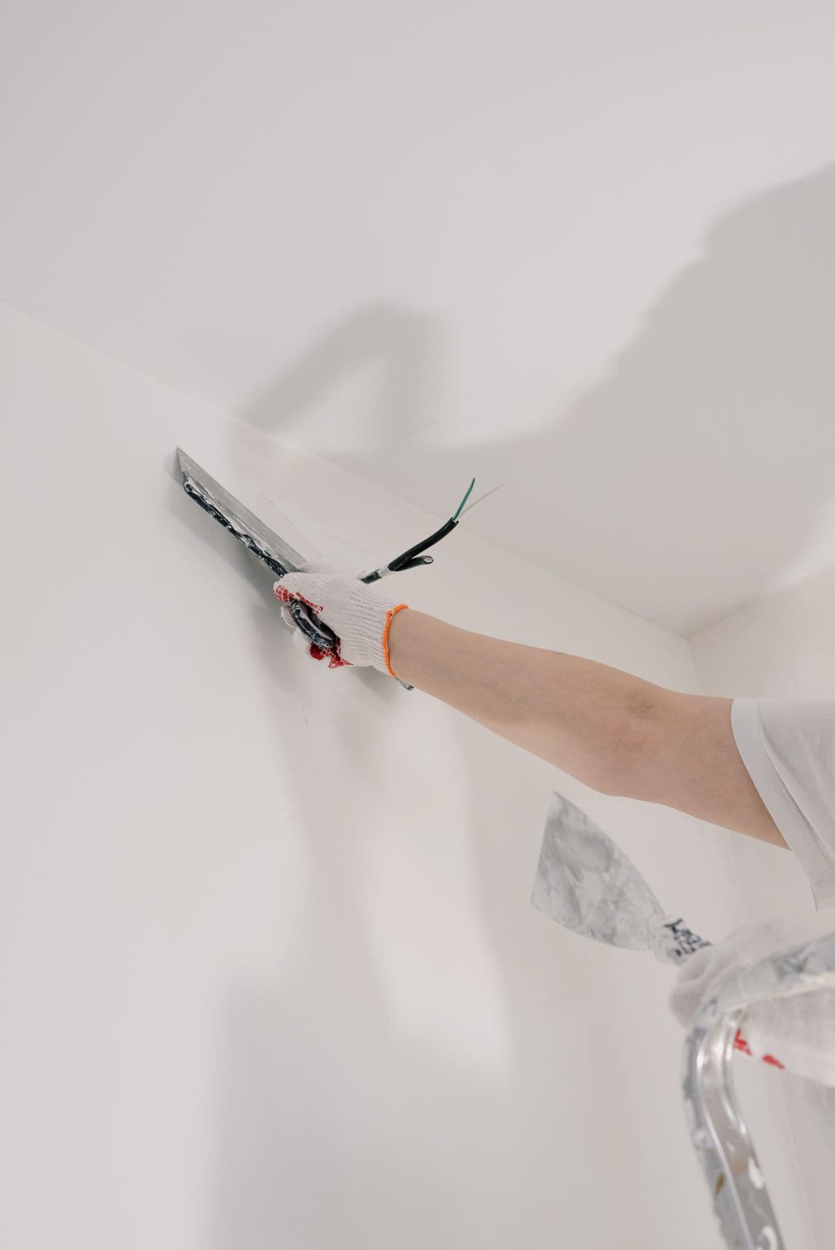 Render repair Sydney — tradesperson applying trowel repair to a wall